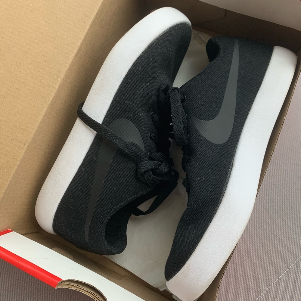 Women’s Nike Essentialist Sneakers